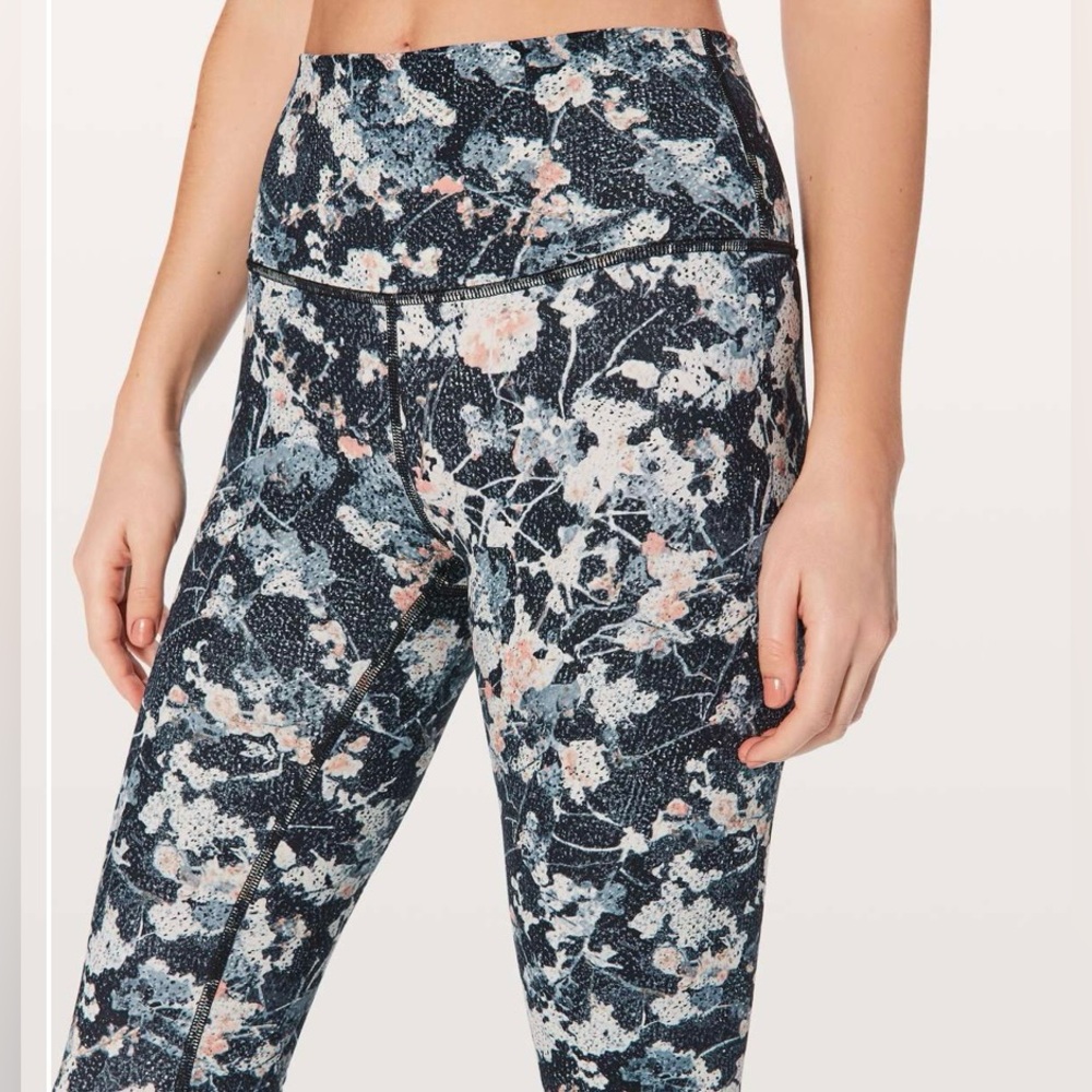 Lululemon Wunder Under Hi-Rise Tight 28"
Spring Bloom Multi Size 4